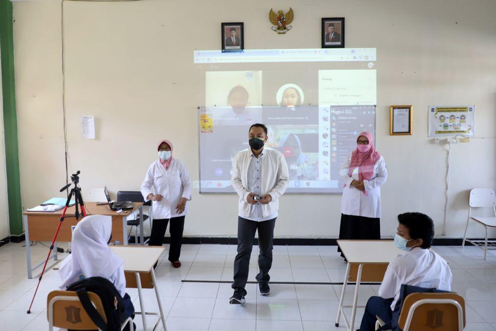 Wali Kota Surabaya Eri Cahyadi, saat meninjau pembelajaran tatap muka SMPN di Surabaya. Dok. Humas Pemkot Surabaya.