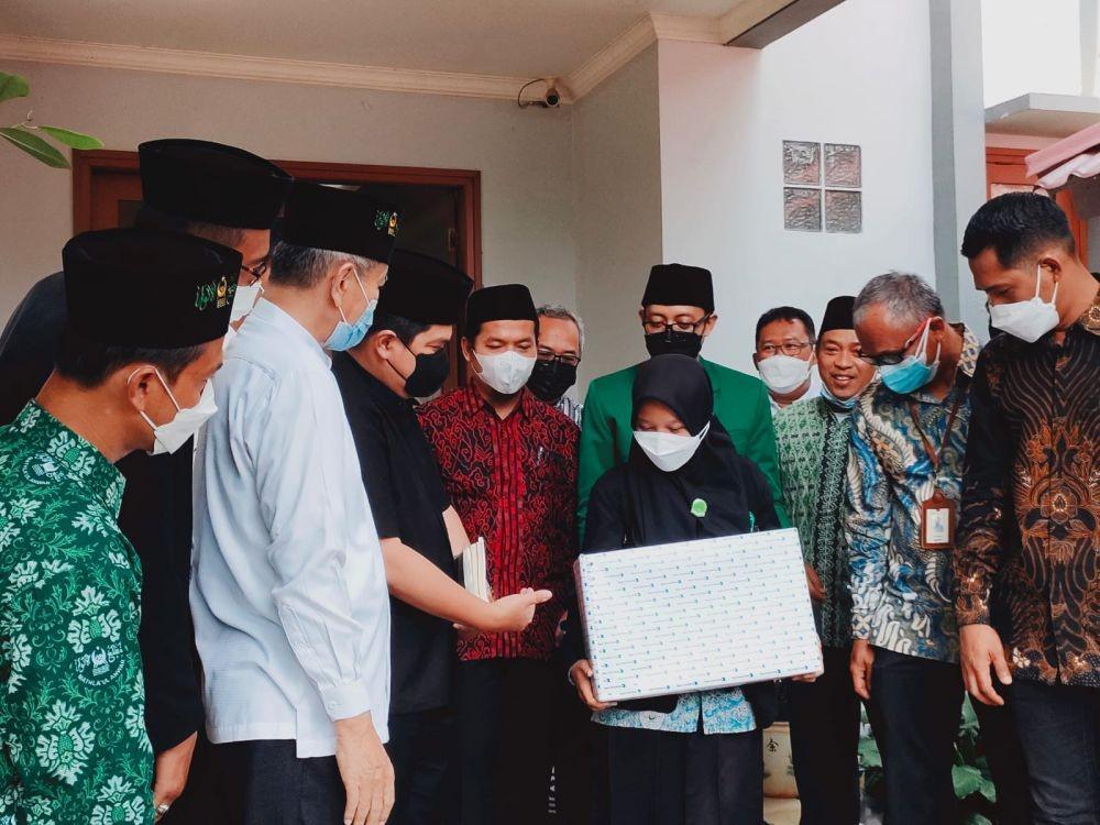 Bikin 4 Novel Pakai HP, Siswa Ini Dapat Laptop dari Erick Thohir