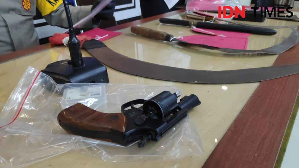Barang bukti senjata ilegal.(IDN Times/Daruwaskita)