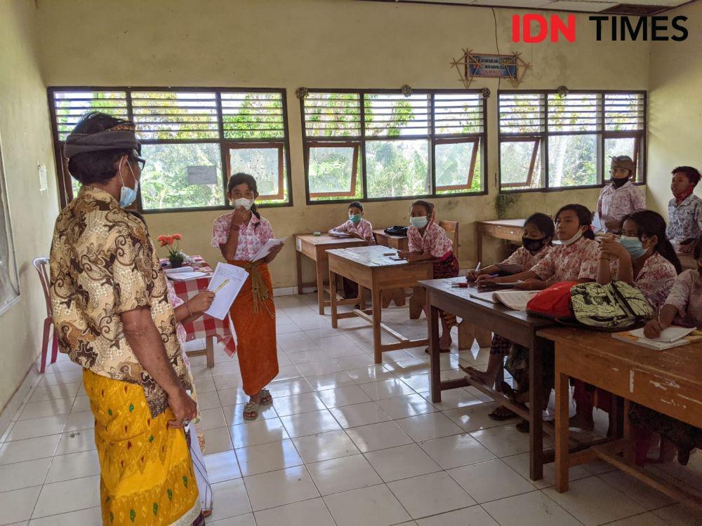Siswa kelas empat belajar di Ruang Kelas Dua SDN 4 Klumpu Nusa Penida, Kabupaten Klungkung. (IDN Times/Wayan Antara)