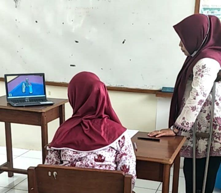 Nurdayati, guru difabel tengah mengajar siswi difabel. Foto Nurdayati untuk IDN Times