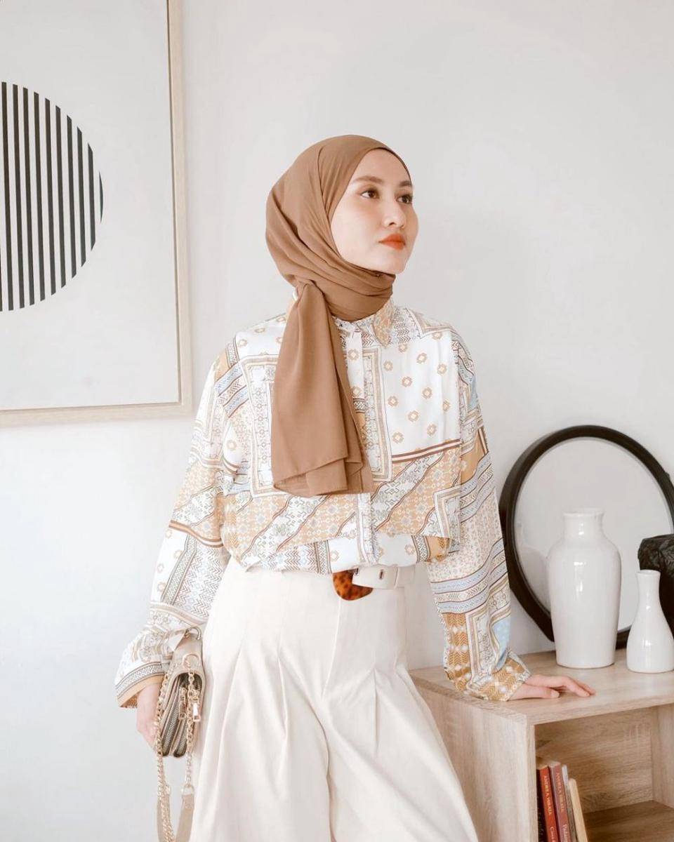 outfit nuansa warna ivory ala Inas Rana (instagram.com/inasrana)