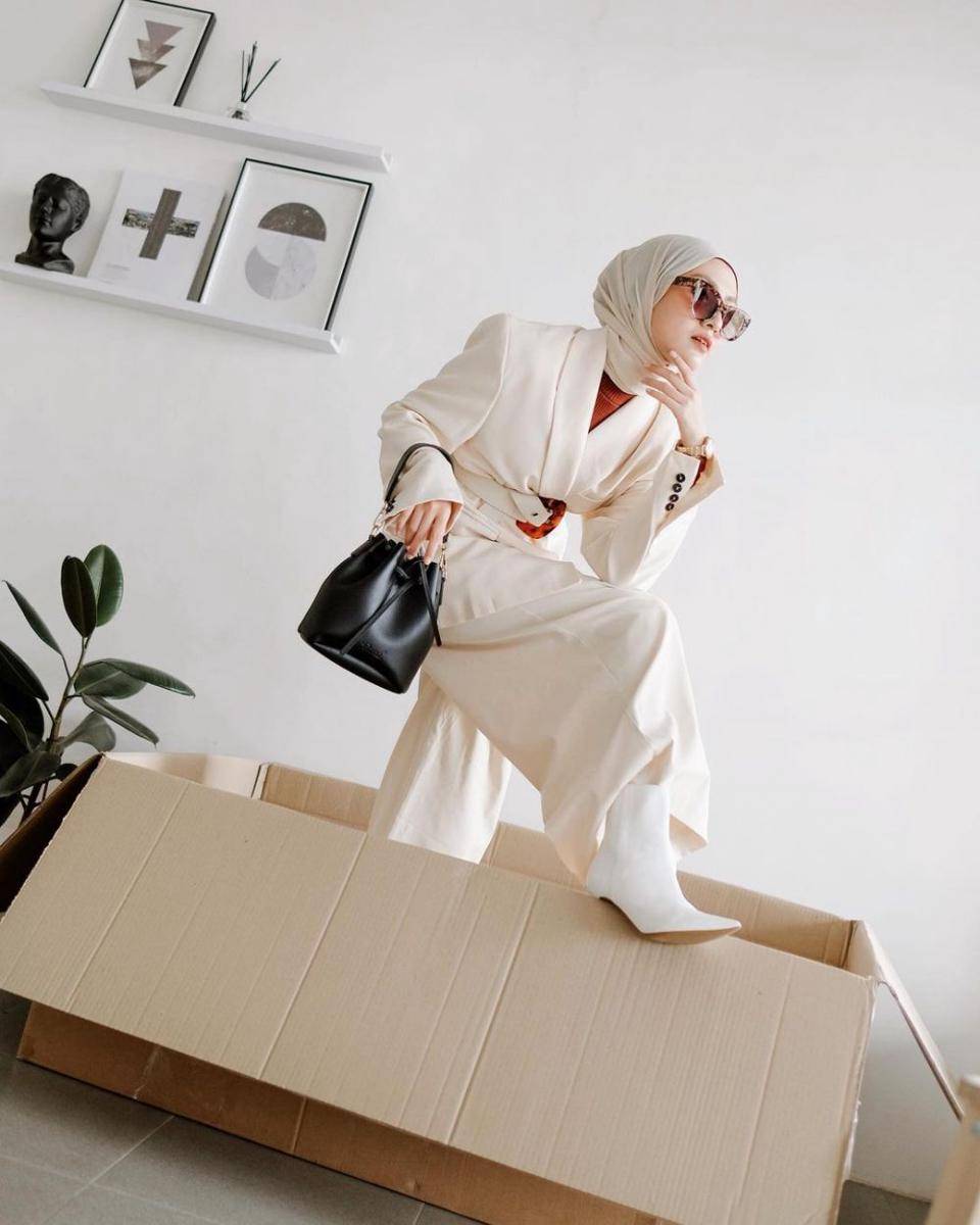 outfit nuansa warna ivory ala Inas Rana (instagram.com/inasrana)