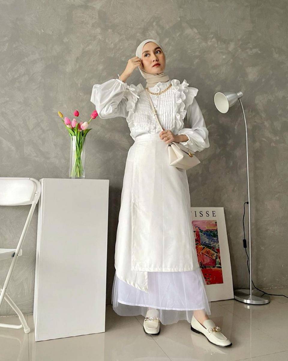 outfit nuansa warna ivory ala Inas Rana (instagram.com/inasrana)
