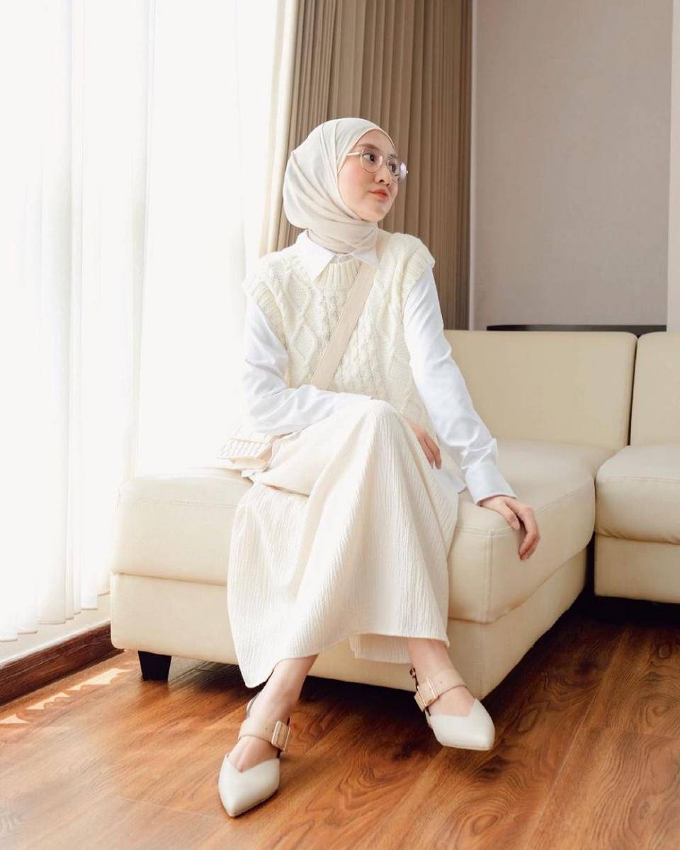 outfit nuansa warna ivory ala Inas Rana (instagram.com/inasrana)