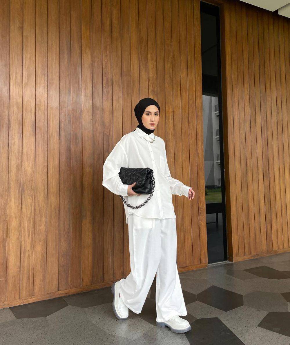 outfit nuansa warna ivory ala Inas Rana (instagram.com/inasrana)