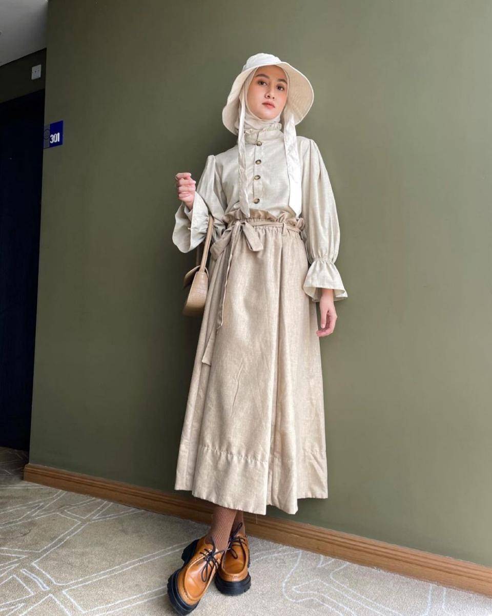 outfit nuansa warna ivory ala Inas Rana (instagram.com/inasrana)