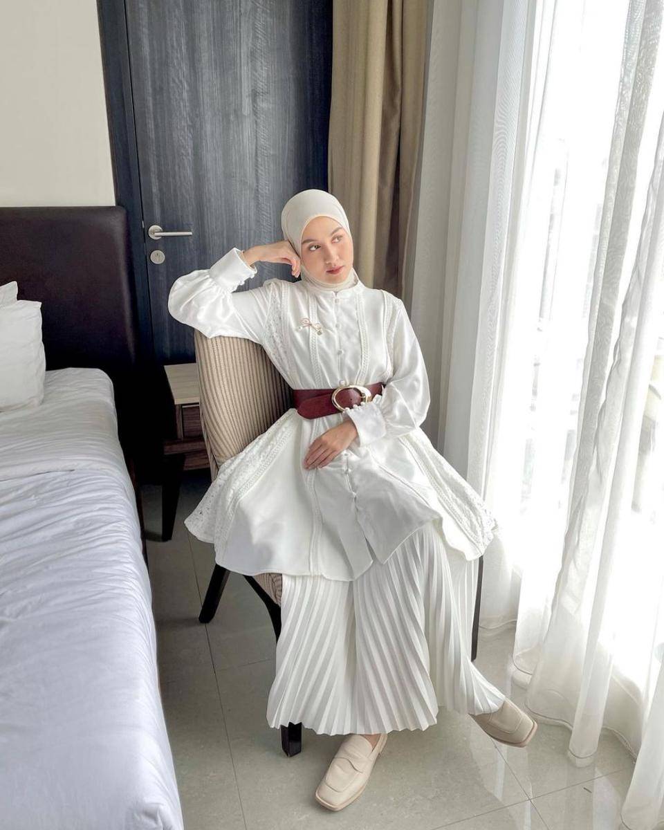 outfit nuansa warna ivory ala Inas Rana (instagram.com/inasrana)