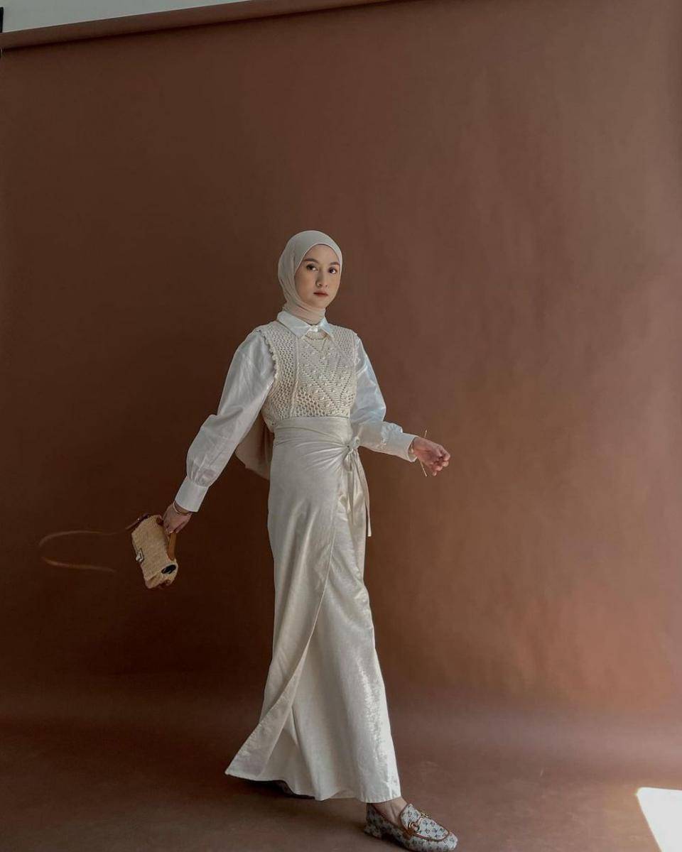 outfit nuansa warna ivory ala Inas Rana (instagram.com/inasrana)