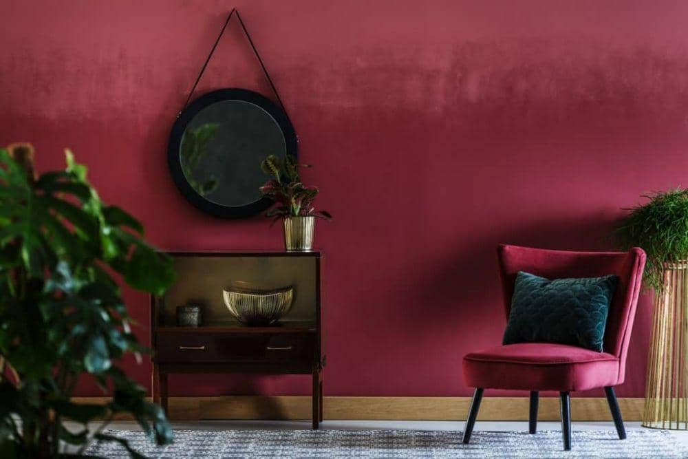 ilustrasi ruang tamu bernuansa warna burgundy (homedecorbliss.com)