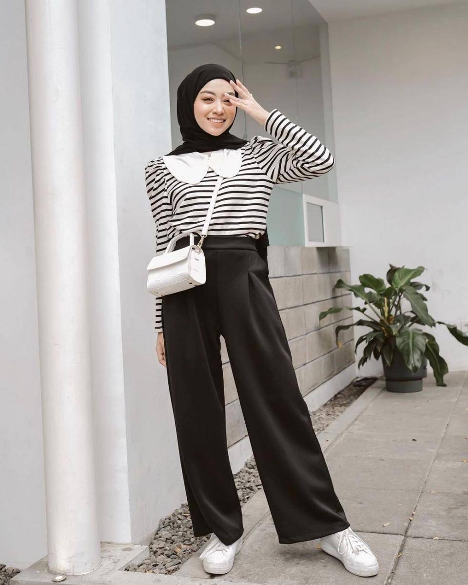 style monokrom dengan bawahan celana (instagram.com/meiraniap)