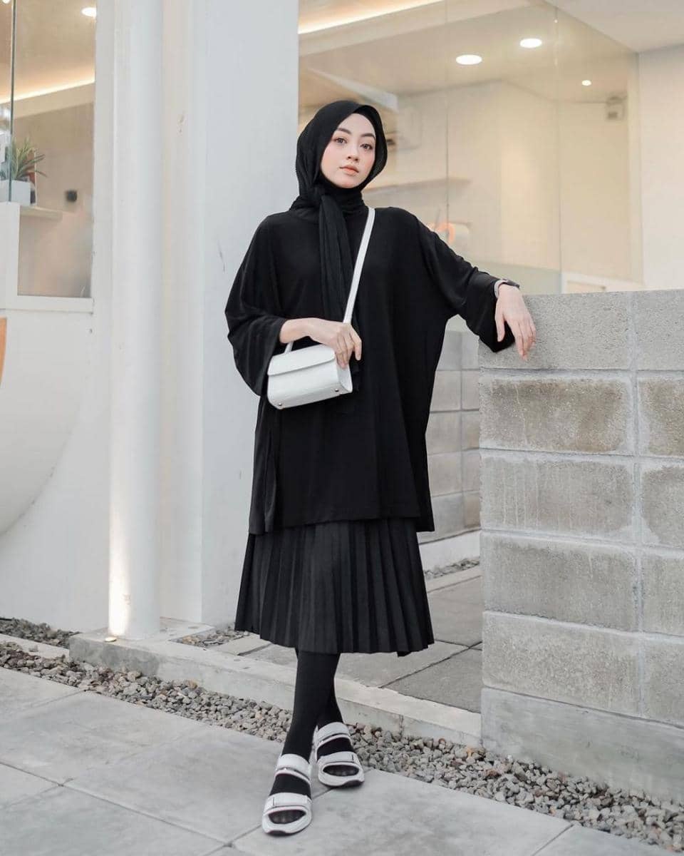 outfit nuansa hitam ala Meirani Amalia (instagram.com/meiraniap)