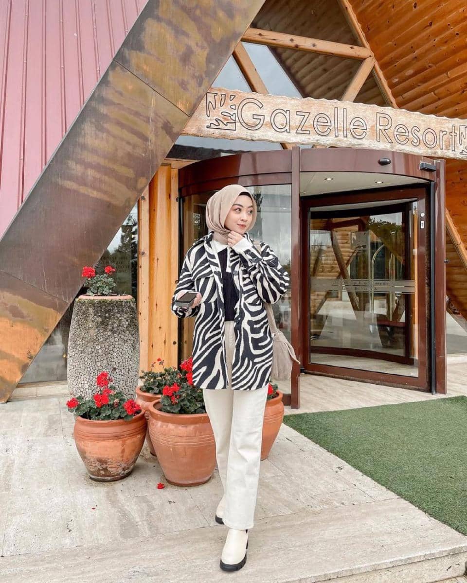 outfit nuansa hitam ala Meirani Amalia (instagram.com/meiraniap)