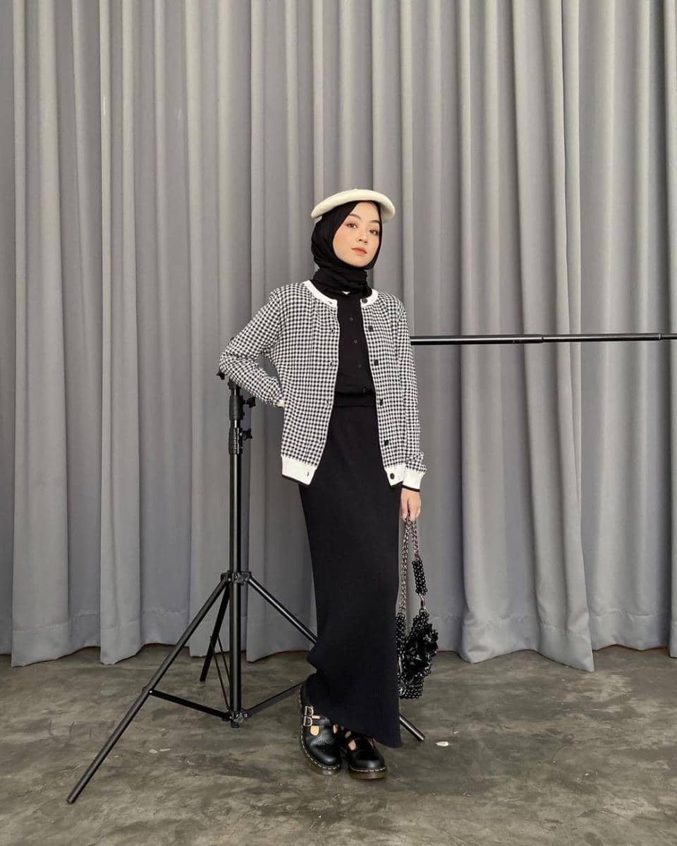 outfit nuansa hitam ala Meirani Amalia (instagram.com/meiraniap)