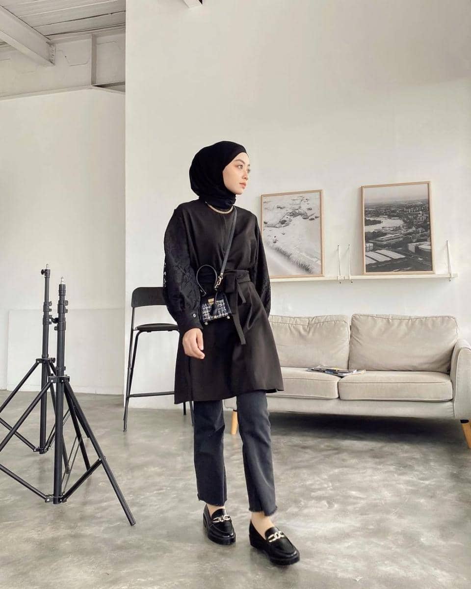 outfit nuansa hitam ala Meirani Amalia (instagram.com/meiraniap)
