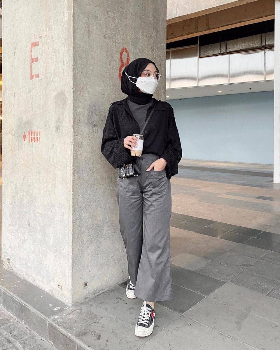 outfit nuansa hitam ala Meirani Amalia (instagram.com/meiraniap)