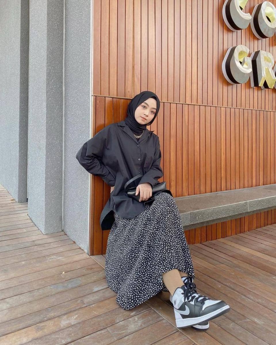 outfit nuansa hitam ala Meirani Amalia (instagram.com/meiraniap)