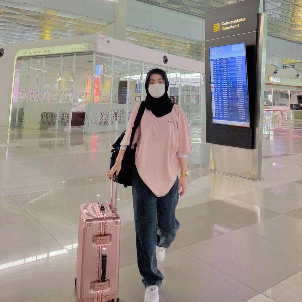 style sporty dengan outfit pink (instagram.com/nolaclr.a)