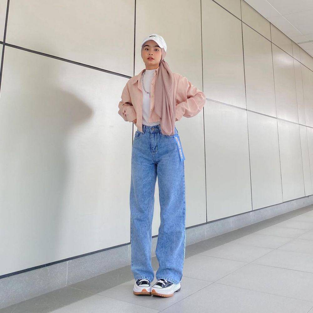 style sporty dengan outfit pink (instagram.com/nolaclr.a)