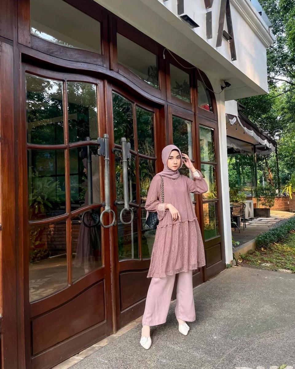 outfit nuansa pink ala Richa Etika (instagram.com/richaeu)
