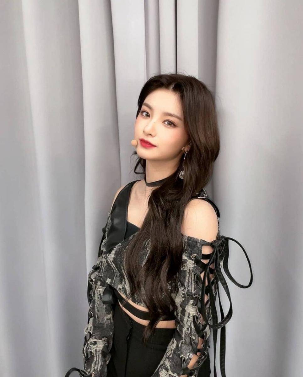 Yiren EVERGLOW (instagram.com/official_everglow)