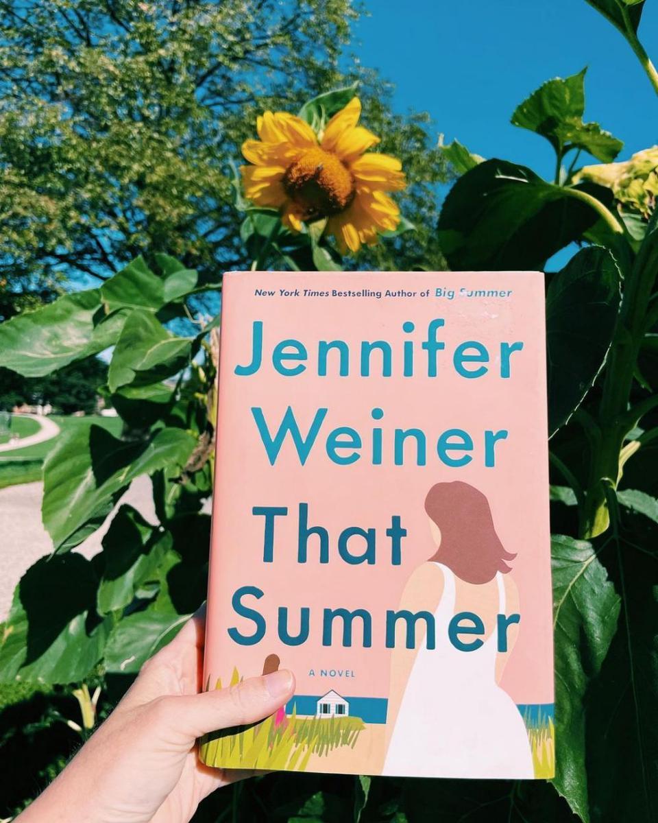 That Summer oleh Jennifer Weiner (instagram.com/theexpatbookshelf)