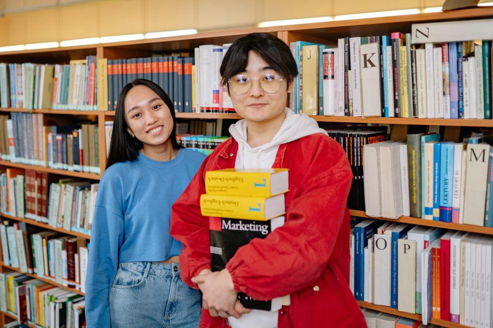 ilustrasi cewek dan cowok di perpustakaan (pexels.com/Yan Krukov)