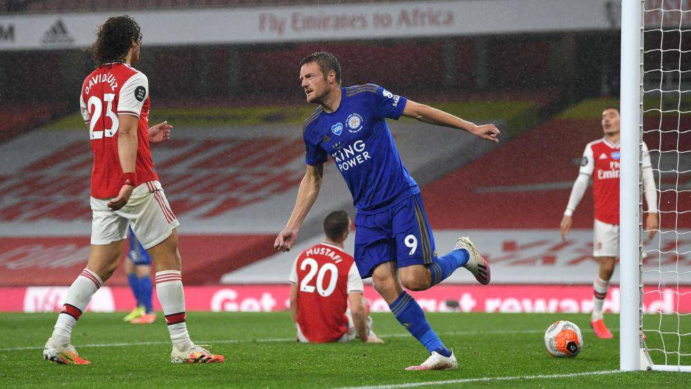 potret Jamie Vardy cetak gol ke gawang Arsenal (1stnews.com)
