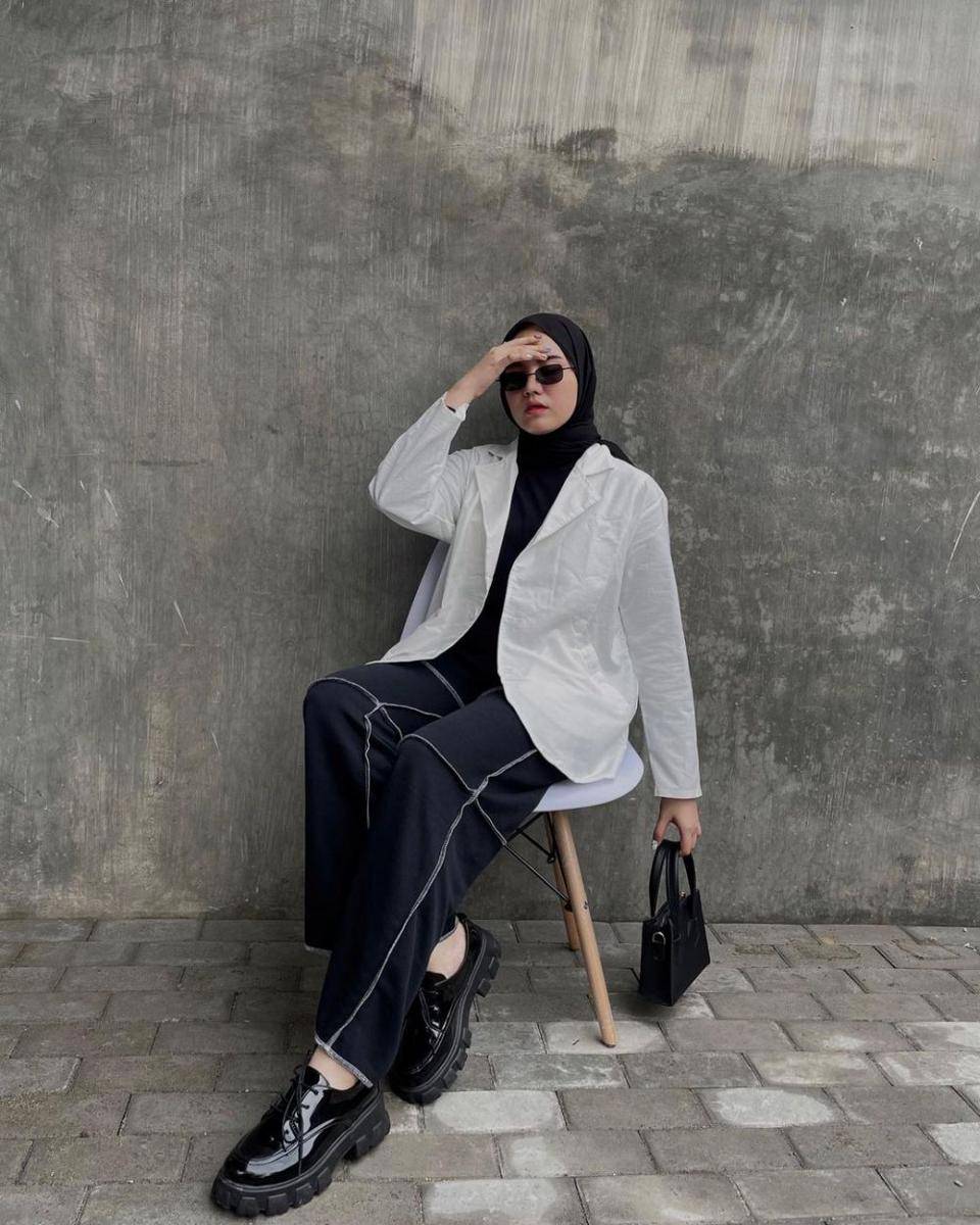 style monokrom dengan bawahan celana (instagram.com/viaazulviani)