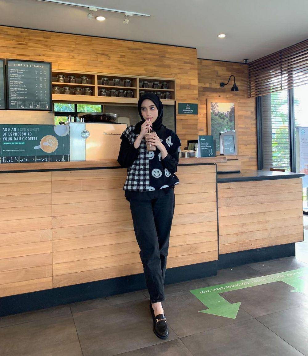 style monokrom dengan bawahan celana (instagram.com/vinamaulina)