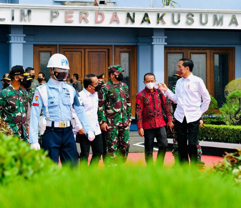 Presiden Joko "Jokowi" Widodo (kemeja putih di sebelah kanan) berada di Lanud Halim Perdanakusuma untuk berangkat menuju ke Jayapura, Papua pada Jumat, 1 Oktober 2021 (Dokumentasi Biro Pers Istana)