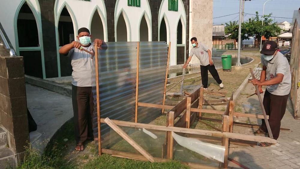 Relawan Tagana membongkar properti yang selama ini digunakan. IDN Times/ Bramanta Pamungkas