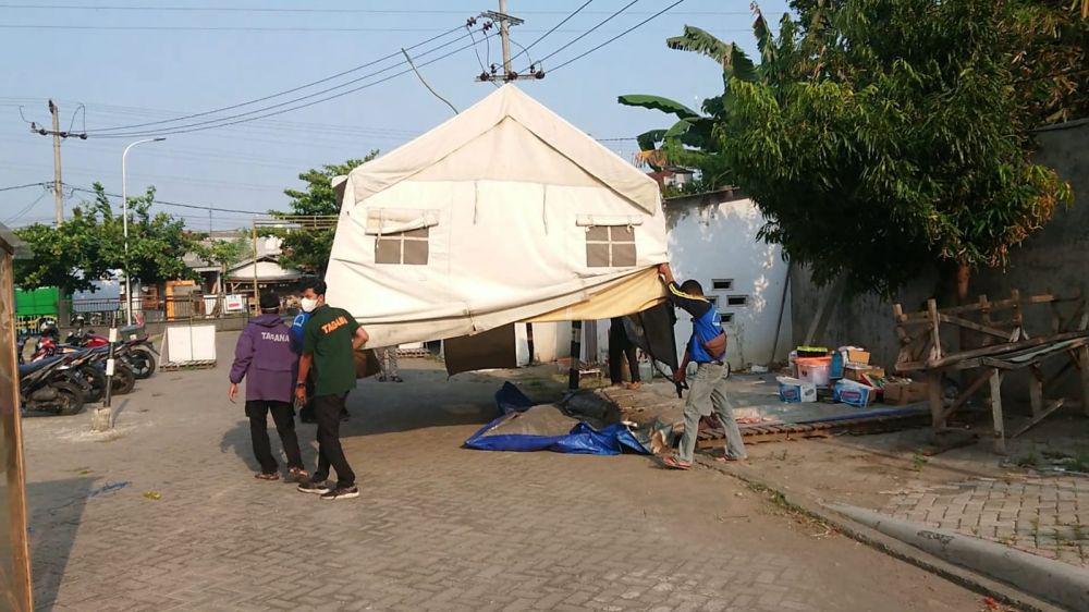 Relawan Tagana membongkar properti yang selama ini digunakan. IDN Times/ Bramanta Pamungkas