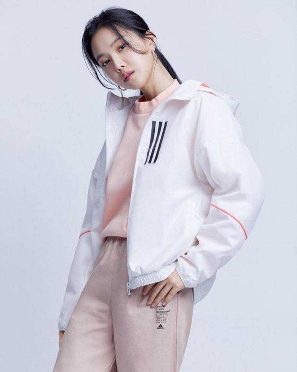 Sporty look Naeun (instagram.com/naeun__apink)