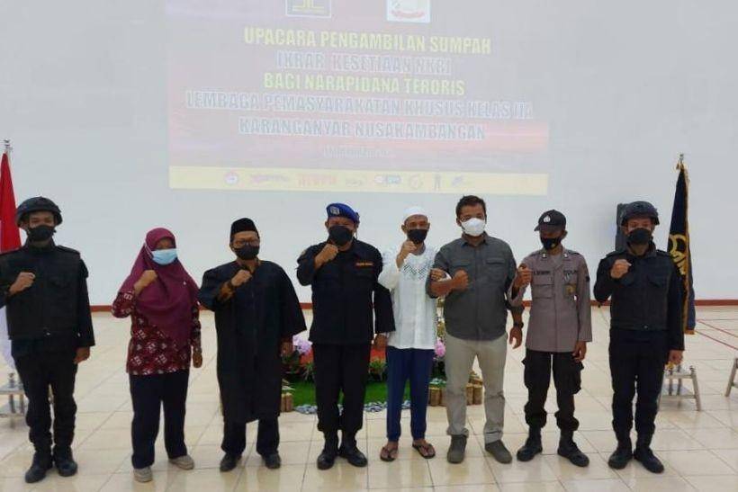 Napiter Poso lepas baiat dan menyatakan setia ke NKRI (dok. Satgas Operasi Madago Raya)