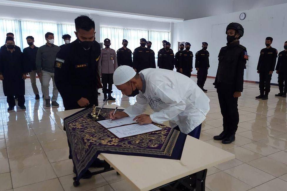 Napiter Poso lepas baiat dan menyatakan setia ke NKRI (dok. Satgas Operasi Madago Raya)