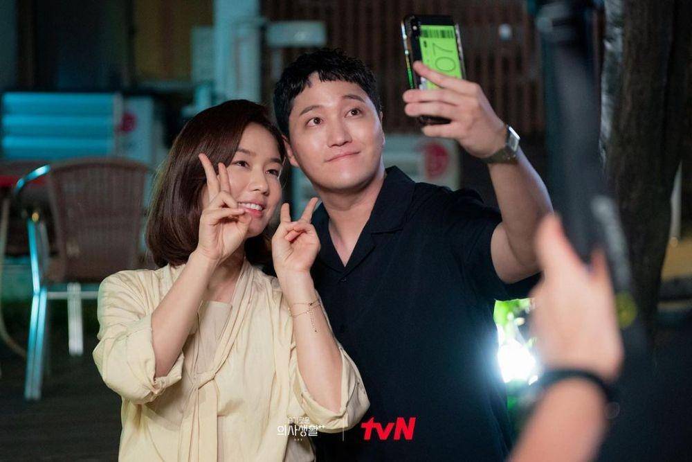 Ahn Eun Jin dan Kim Dae Myung di Hospital Playlist 2 (Dok. tvN)