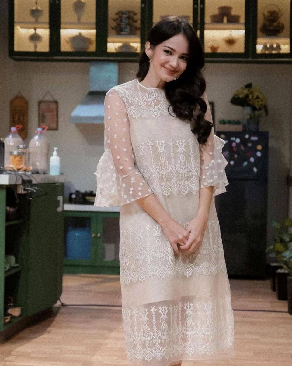 Dress Transparan untuk Kondangan (instagram.com/enzystoria)