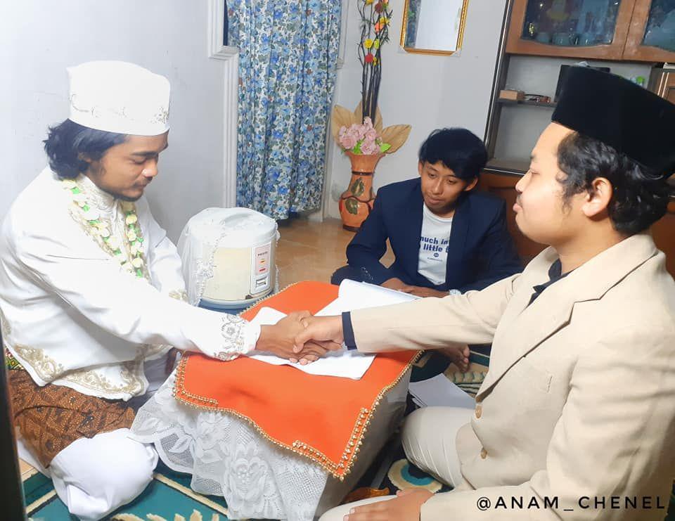 9 Potret Orang Nikah Sama Barang, Terbaru Sama Mejikom!