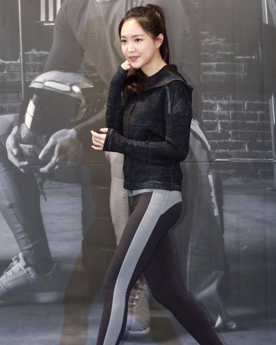Sporty look Naeun (instagram.com/naeun__apink)