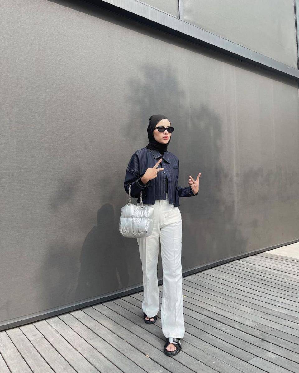 style monokrom dengan bawahan celana (instagram.com/aghniapunjabi)