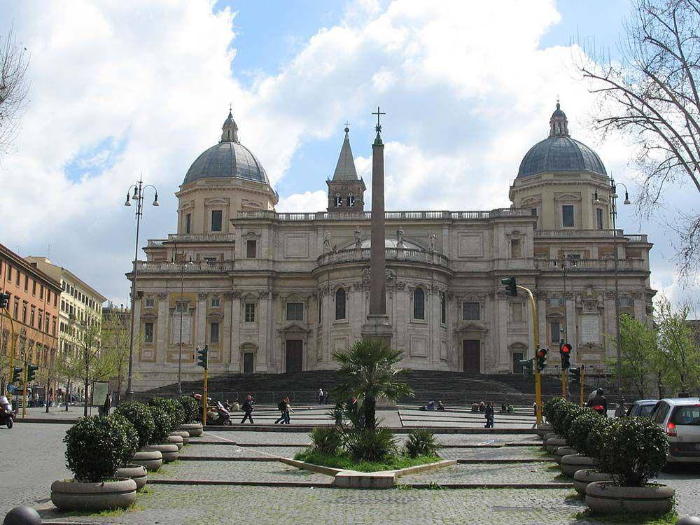 Basilika Santa Maria Maggiore dari belakang (famouswonders.com)