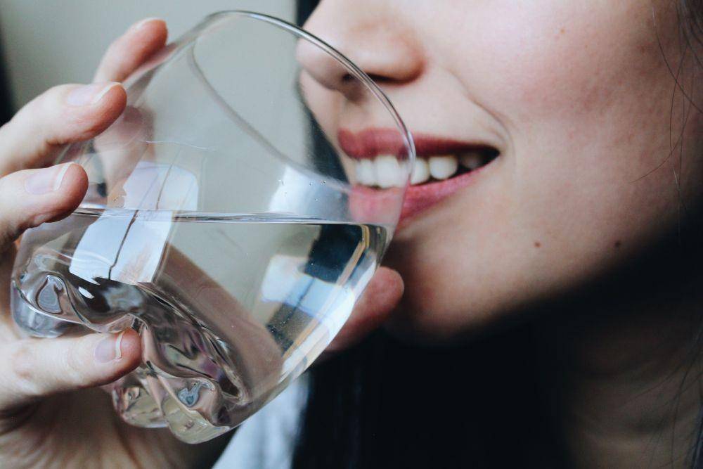 Ilustrasi minum air putih (delish.com)