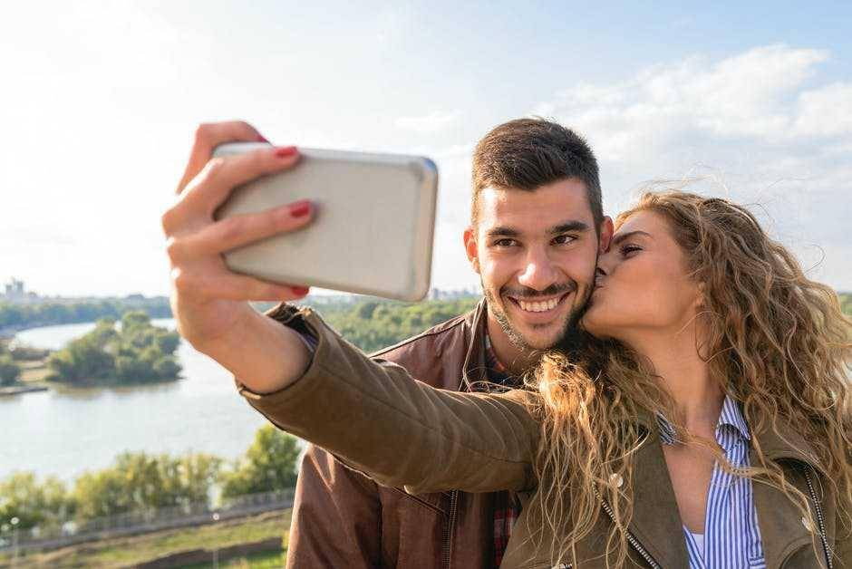 ilustrasi pasangan sedang selfie (pexels.com/Vera Arsic)