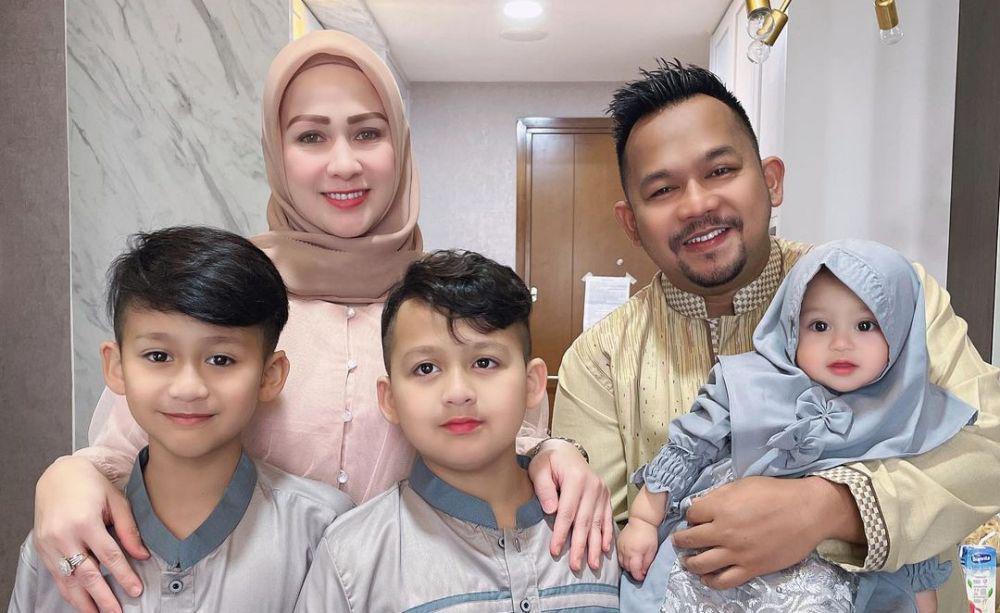 Dikaruniai 3 Anak, 10 Potret Kompak Keluarga Kecil Komedian Beddu