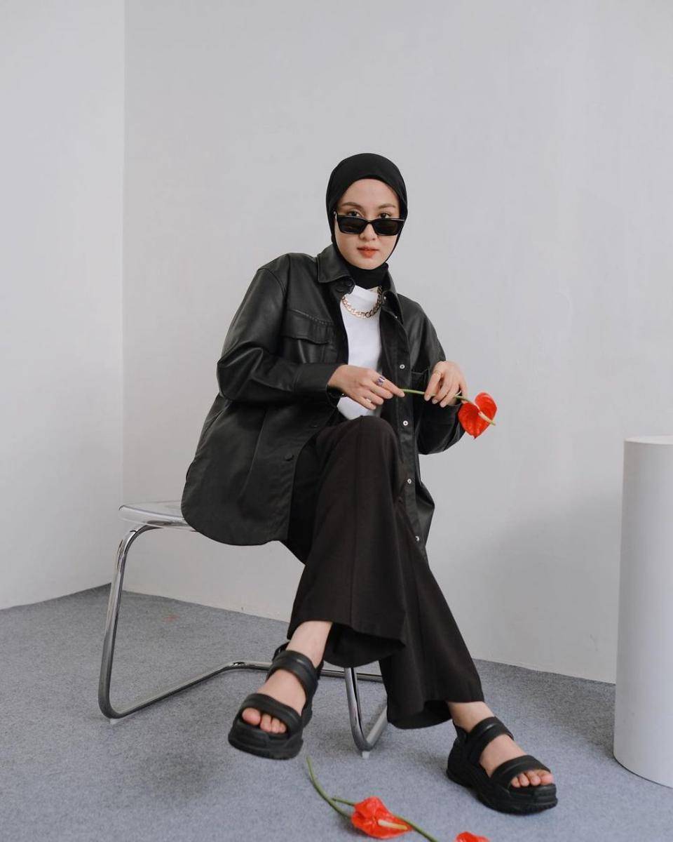 style monokrom dengan bawahan celana (instagram.com/inasrana)