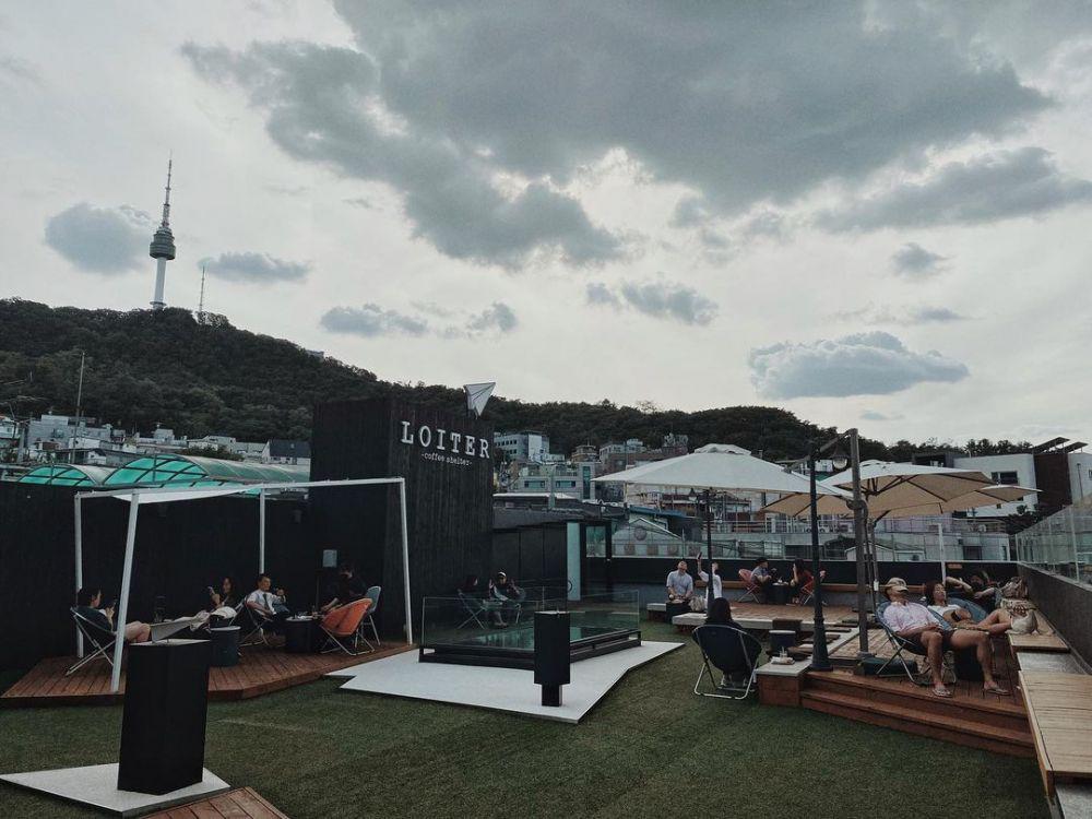 potret rooftop Loiter Coffee Shelter dengan pemandangan Namsan Tower (instagram.com/loiter_coffeeshelter)