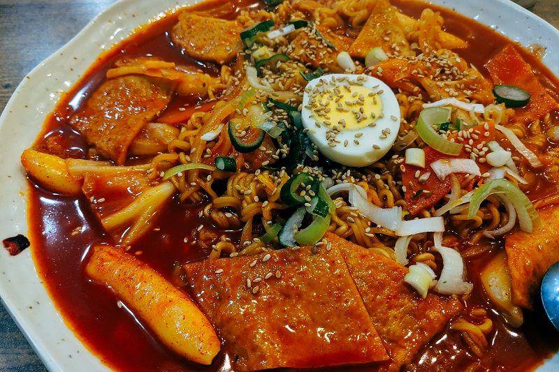 Tteokbokki kuliner Korea Selatan (unsplash.com/Markus Winkler)