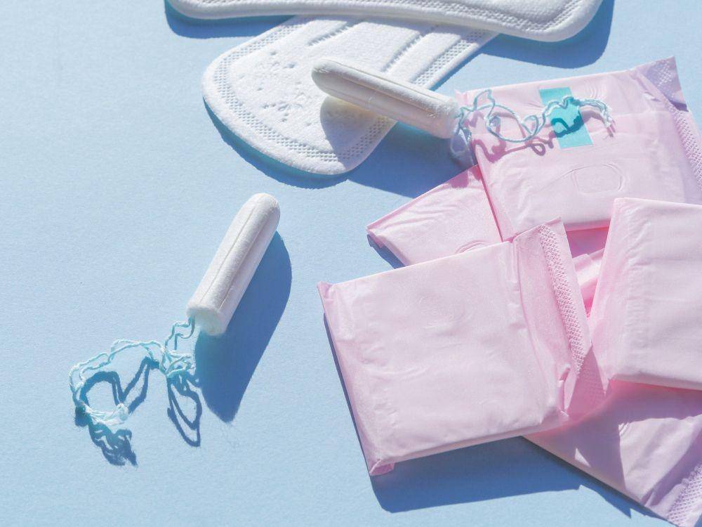 ilustrasi pembalut, tampon, dan menstrual cup untuk datang bulan (freepik.com/freepik)