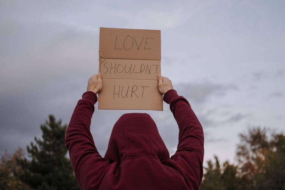 ilustrasi love shouldn't hurt (pexels.com/Anete Lusina)